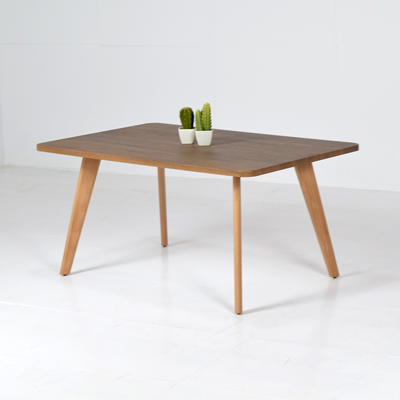 Table basse rectangulaire en finition bois avec pieds inclinés au design moderne, idéale pour un salon contemporain, scandinave ou minimaliste.