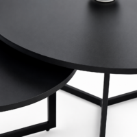 Ensemble de deux tables basses gigognes rondes noires avec structure métallique, style moderne et minimaliste, idéal pour salon contemporain en Tunisie.
