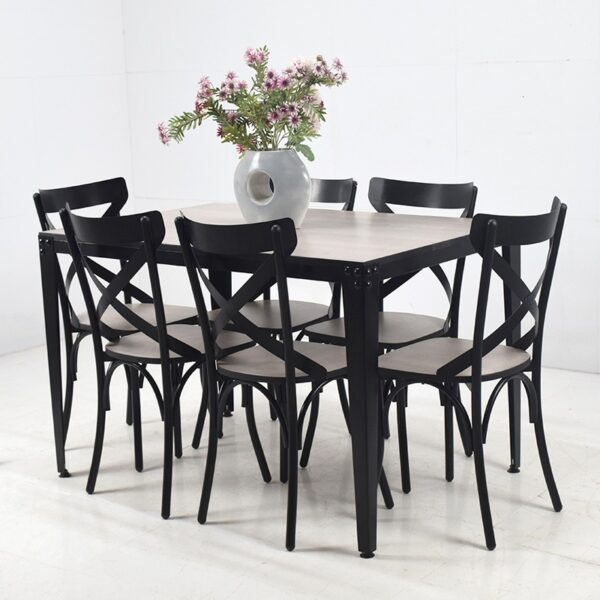 Ensemble salle à manger composé d'une table rectangulaire avec plateau effet bois clair et six chaises noires au design croisé, idéal pour une salle à manger moderne.