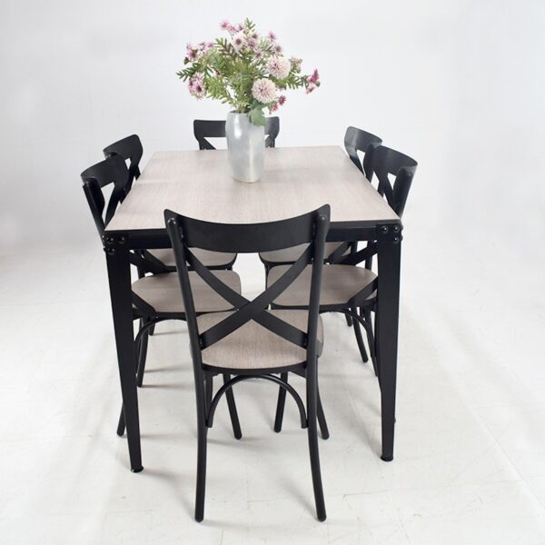 Ensemble salle à manger composé d'une table rectangulaire avec plateau effet bois clair et six chaises noires au design croisé, idéal pour une salle à manger moderne.