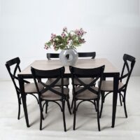 Ensemble salle à manger composé d'une table rectangulaire avec plateau effet bois clair et six chaises noires au design croisé, idéal pour une salle à manger moderne.