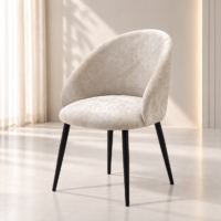 Chaise de salle à manger beige avec dossier enveloppant et pieds noirs