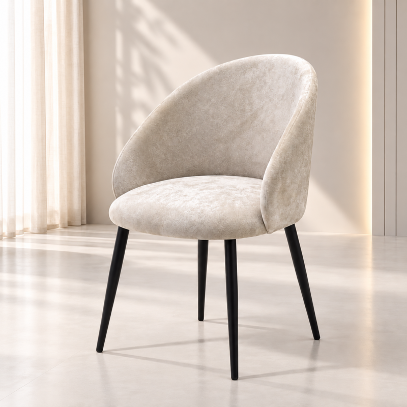 Chaise de salle à manger beige avec dossier enveloppant et pieds noirs