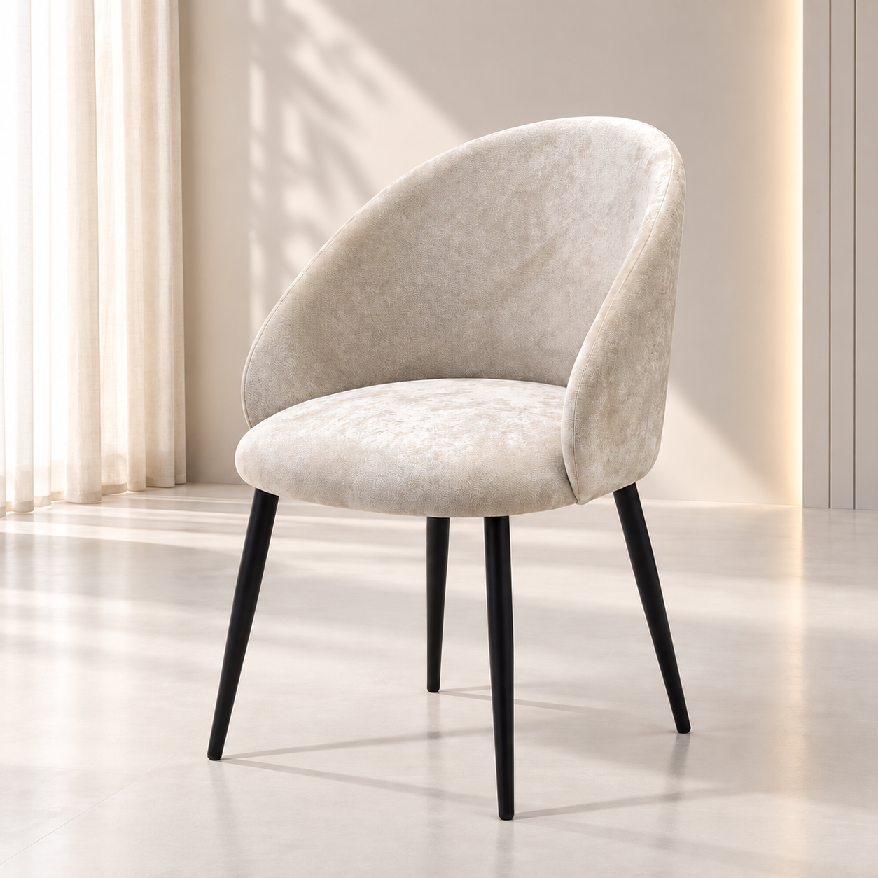 Chaise beige moderne avec pieds noirs – decor minimaliste Chaise de salle à manger beige avec dossier enveloppant et pieds noirs