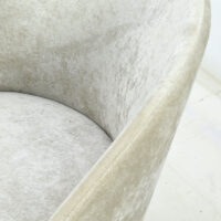 Chaise de salle à manger beige avec dossier enveloppant et pieds noirs