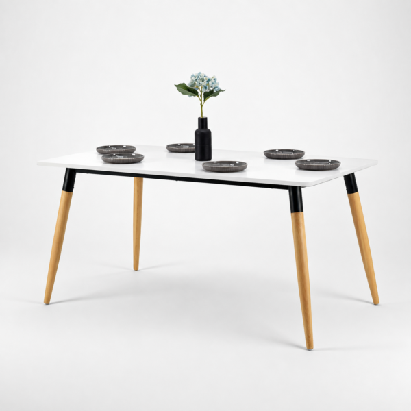 Table à manger blanche avec pieds en bois naturel et structure noire