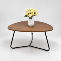 Table basse moderne en bois avec plateau aux formes arrondies et piètement métallique noir dans un décor élégant