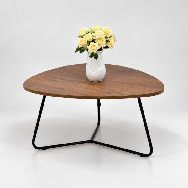 Table basse moderne en bois avec plateau aux formes arrondies et piètement métallique noir dans un décor élégant