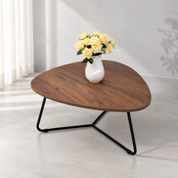 Table basse moderne en bois avec plateau aux formes arrondies et piètement métallique noir dans un décor élégant