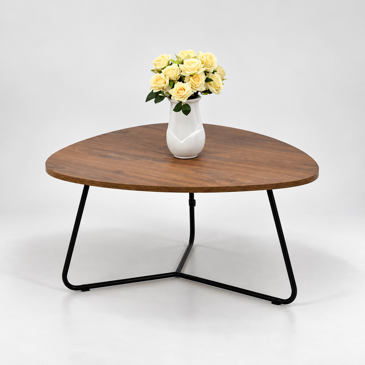 Table basse design en bois avec piètement métallique noir Table basse moderne en bois avec plateau aux formes arrondies et piètement métallique noir dans un décor élégant