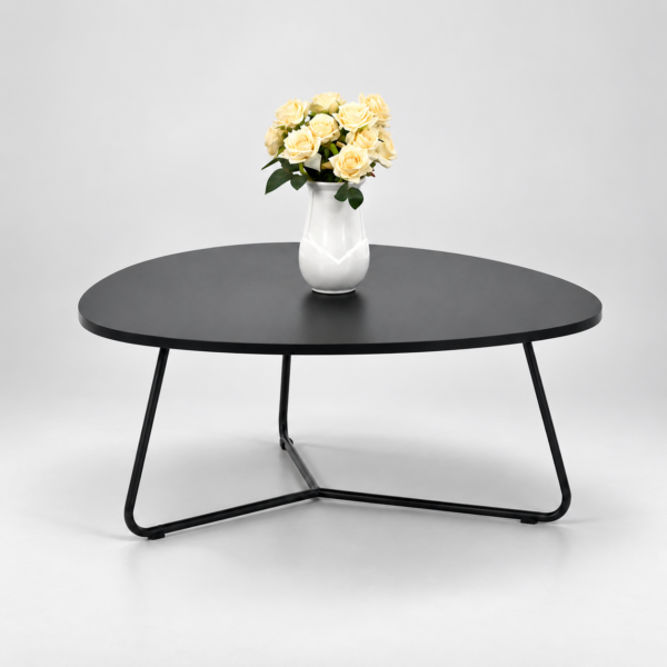 Table basse noire moderne avec plateau arrondi et piètement métallique triangulaire