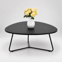 Table basse noire moderne avec plateau arrondi et piètement métallique triangulaire