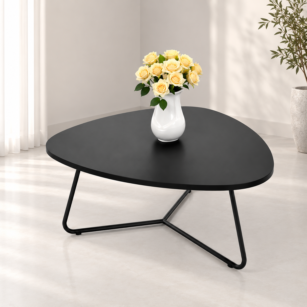 Table basse noire moderne avec plateau arrondi et piètement métallique triangulaire
