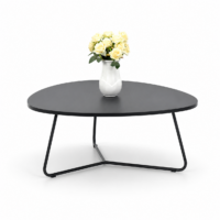 Table basse noire moderne avec plateau arrondi et piètement métallique triangulaire