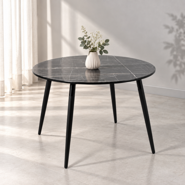 Table ronde noire effet marbre intégrée dans un intérieur chic et élégant, sans chaises