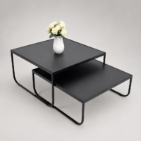 Ensemble de tables basses gigognes carrées noires au design moderne avec structure métallique.