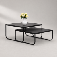 Ensemble de tables basses gigognes carrées noires au design moderne avec structure métallique.