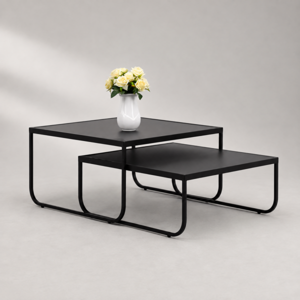 Ensemble de tables basses gigognes carrées noires au design moderne avec structure métallique.