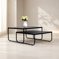 Ensemble de tables basses gigognes carrées noires au design moderne avec structure métallique.