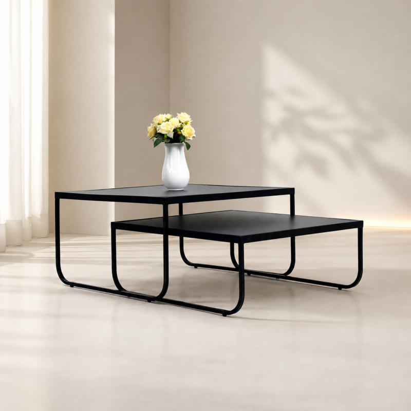 Ensemble de tables basses gigognes carrées noires au design moderne avec structure métallique.