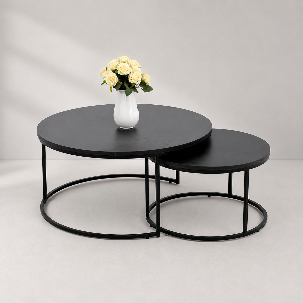 Tables basses gigognes rondes noires design moderne decor minimaliste Ensemble de deux tables basses gigognes rondes noires au design moderne avec structure métallique.