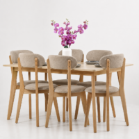 Salle à manger moderne avec table en bois et six chaises en tissu beige